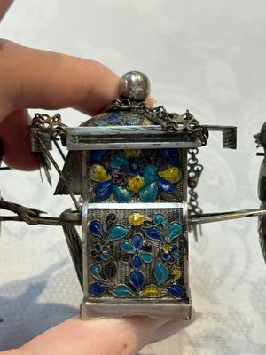A Chinese enamelled silver model of four bearers and a silver model of a bearer, Guang Sheng Yuan 廣生源 and Yan Ji 衍記 mark, 19th C. — foto 17