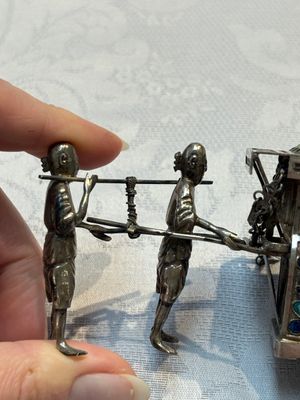A Chinese enamelled silver model of four bearers and a silver model of a bearer, Guang Sheng Yuan 廣生源 and Yan Ji 衍記 mark, 19th C. — foto 18