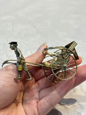 A Chinese enamelled silver model of four bearers and a silver model of a bearer, Guang Sheng Yuan 廣生源 and Yan Ji 衍記 mark, 19th C. — foto 3