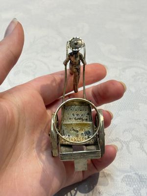 A Chinese enamelled silver model of four bearers and a silver model of a bearer, Guang Sheng Yuan 廣生源 and Yan Ji 衍記 mark, 19th C. — foto 5