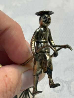 A Chinese enamelled silver model of four bearers and a silver model of a bearer, Guang Sheng Yuan 廣生源 and Yan Ji 衍記 mark, 19th C. — foto 8