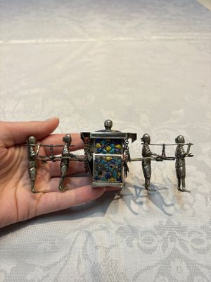 A Chinese enamelled silver model of four bearers and a silver model of a bearer, Guang Sheng Yuan 廣生源 and Yan Ji 衍記 mark, 19th C. — foto 9