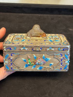 A Chinese enamelled silver rectangular casket adorned with an agate Millefo Buddha, 20th C. — photo 1