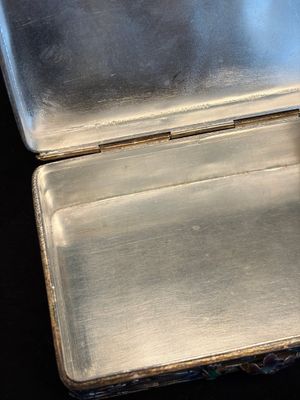 A Chinese enamelled silver rectangular casket adorned with an agate Millefo Buddha, 20th C. — photo 11