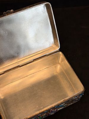 A Chinese enamelled silver rectangular casket adorned with an agate Millefo Buddha, 20th C. — photo 12