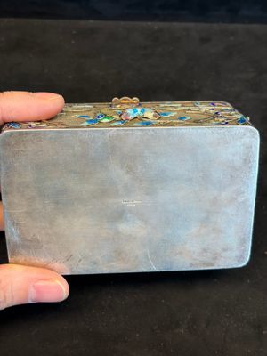 A Chinese enamelled silver rectangular casket adorned with an agate Millefo Buddha, 20th C. — photo 13