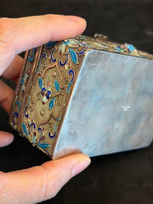 A Chinese enamelled silver rectangular casket adorned with an agate Millefo Buddha, 20th C. — photo 14