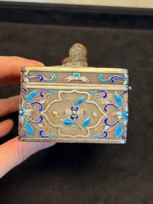 A Chinese enamelled silver rectangular casket adorned with an agate Millefo Buddha, 20th C. — photo 2