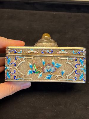 A Chinese enamelled silver rectangular casket adorned with an agate Millefo Buddha, 20th C. — photo 3