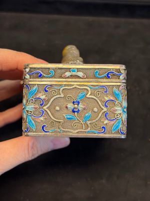 A Chinese enamelled silver rectangular casket adorned with an agate Millefo Buddha, 20th C. — photo 4