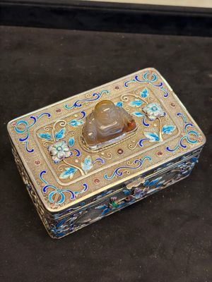 A Chinese enamelled silver rectangular casket adorned with an agate Millefo Buddha, 20th C. — photo 5