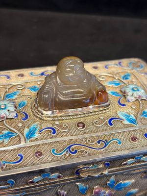 A Chinese enamelled silver rectangular casket adorned with an agate Millefo Buddha, 20th C. — photo 6