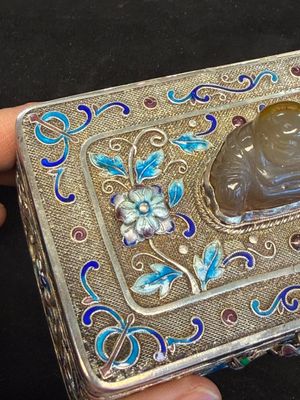 A Chinese enamelled silver rectangular casket adorned with an agate Millefo Buddha, 20th C. — photo 7