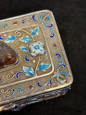 A Chinese enamelled silver rectangular casket adorned with an agate Millefo Buddha, 20th C. — photo 8