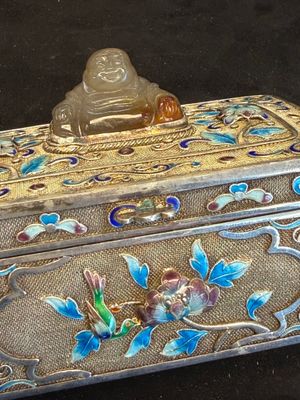 A Chinese enamelled silver rectangular casket adorned with an agate Millefo Buddha, 20th C. — photo 9
