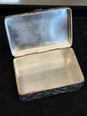 A Chinese enamelled silver rectangular casket adorned with an agate Millefo Buddha, 20th C. — photo 10