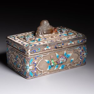 A Chinese enamelled silver rectangular casket adorned with an agate Millefo Buddha, 20th C. — photo 1