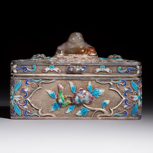 A Chinese enamelled silver rectangular casket adorned with an agate Millefo Buddha, 20th C. — photo 2