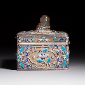 A Chinese enamelled silver rectangular casket adorned with an agate Millefo Buddha, 20th C. — photo 3