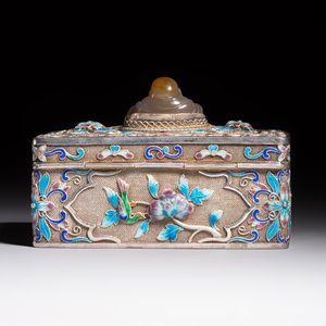 A Chinese enamelled silver rectangular casket adorned with an agate Millefo Buddha, 20th C. — photo 4