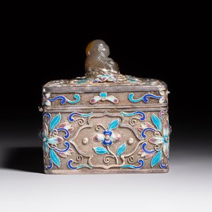 A Chinese enamelled silver rectangular casket adorned with an agate Millefo Buddha, 20th C. — photo 5