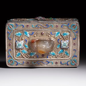 A Chinese enamelled silver rectangular casket adorned with an agate Millefo Buddha, 20th C. — photo 6