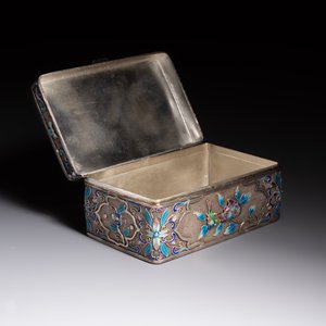 A Chinese enamelled silver rectangular casket adorned with an agate Millefo Buddha, 20th C. — photo 8