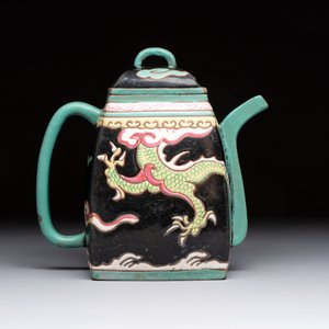 A Chinese enamelled Yixing stoneware 'dragon' teapot, 18/19th C. — photo 3