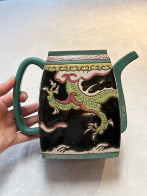A Chinese enamelled Yixing stoneware 'dragon' teapot, Qianlong mark, 18/19th C. — 照片 2