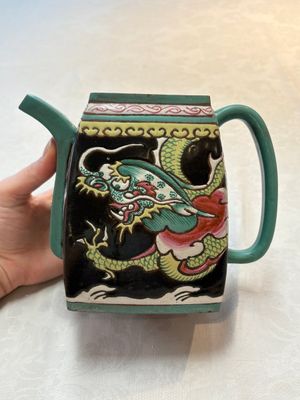 A Chinese enamelled Yixing stoneware 'dragon' teapot, Qianlong mark, 18/19th C. — 照片 4