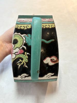 A Chinese enamelled Yixing stoneware 'dragon' teapot, Qianlong mark, 18/19th C. — 照片 5
