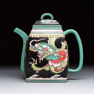 A Chinese enamelled Yixing stoneware 'dragon' teapot, Qianlong mark, 18/19th C. — 照片 1