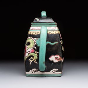 A Chinese enamelled Yixing stoneware 'dragon' teapot, Qianlong mark, 18/19th C. — 照片 2