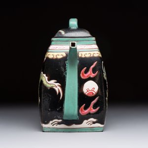 A Chinese enamelled Yixing stoneware 'dragon' teapot, Qianlong mark, 18/19th C. — 照片 4