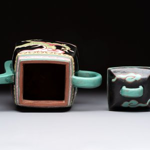 A Chinese enamelled Yixing stoneware 'dragon' teapot, Qianlong mark, 18/19th C. — 照片 5
