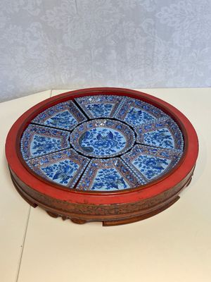 A Chinese enamelled Yixing stoneware nine-piece 'peonies' sweetmeat set on a Southeast Asian lacquer tray, 19th C. — foto 1