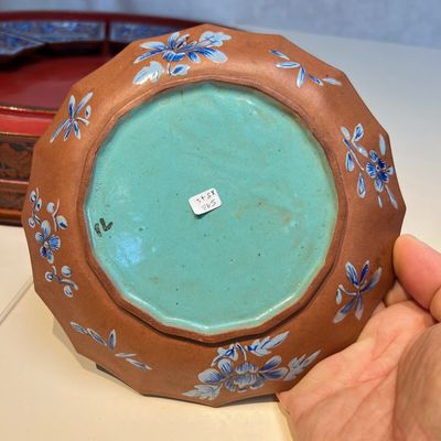 A Chinese enamelled Yixing stoneware nine-piece 'peonies' sweetmeat set on a Southeast Asian lacquer tray, 19th C. — foto 11