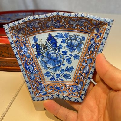 A Chinese enamelled Yixing stoneware nine-piece 'peonies' sweetmeat set on a Southeast Asian lacquer tray, 19th C. — foto 12