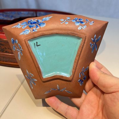 A Chinese enamelled Yixing stoneware nine-piece 'peonies' sweetmeat set on a Southeast Asian lacquer tray, 19th C. — foto 13