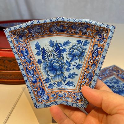 A Chinese enamelled Yixing stoneware nine-piece 'peonies' sweetmeat set on a Southeast Asian lacquer tray, 19th C. — foto 14