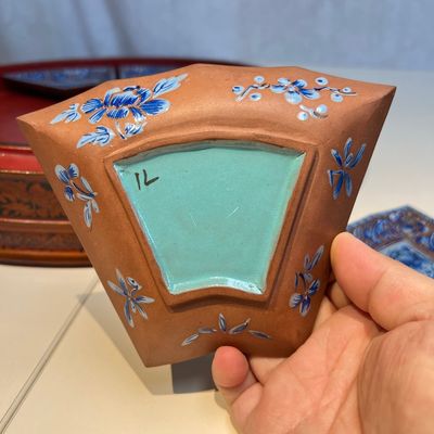 A Chinese enamelled Yixing stoneware nine-piece 'peonies' sweetmeat set on a Southeast Asian lacquer tray, 19th C. — foto 15