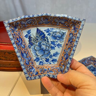 A Chinese enamelled Yixing stoneware nine-piece 'peonies' sweetmeat set on a Southeast Asian lacquer tray, 19th C. — foto 16