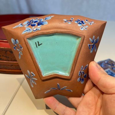 A Chinese enamelled Yixing stoneware nine-piece 'peonies' sweetmeat set on a Southeast Asian lacquer tray, 19th C. — foto 17