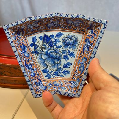 A Chinese enamelled Yixing stoneware nine-piece 'peonies' sweetmeat set on a Southeast Asian lacquer tray, 19th C. — foto 18