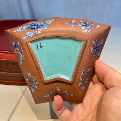 A Chinese enamelled Yixing stoneware nine-piece 'peonies' sweetmeat set on a Southeast Asian lacquer tray, 19th C. — foto 19