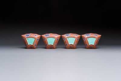 A Chinese enamelled Yixing stoneware nine-piece 'peonies' sweetmeat set on a Southeast Asian lacquer tray, 19th C. — foto 7