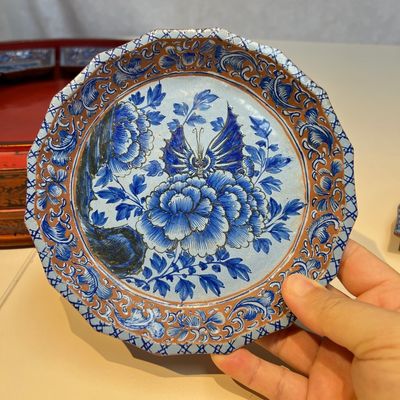 A Chinese enamelled Yixing stoneware nine-piece 'peonies' sweetmeat set on a Southeast Asian lacquer tray, 19th C. — foto 10