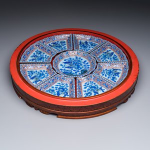 A Chinese enamelled Yixing stoneware nine-piece 'peonies' sweetmeat set on a Southeast Asian lacquer tray, 19th C. — foto 1