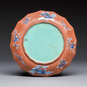A Chinese enamelled Yixing stoneware nine-piece 'peonies' sweetmeat set on a Southeast Asian lacquer tray, 19th C. — foto 3