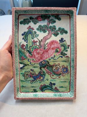 A Chinese enamelled Yixing stoneware rectangular tray with three Buddhist lions, 18/19th C. — photo 1